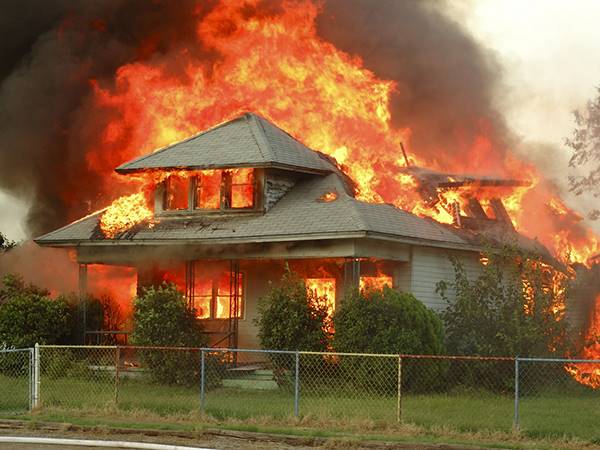 Mơ thấy cháy nhà hàng xóm báo mộng điềm dữ hay lành?