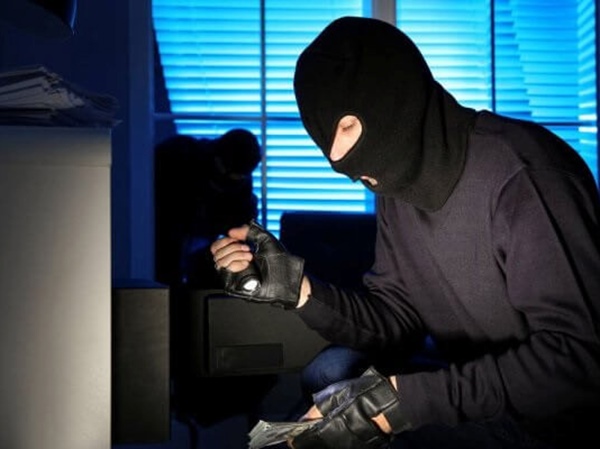 Mơ thấy mình bắt được trộm đánh con gì tài lộc gõ cửa?