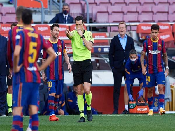 Treo giò là gì? Án phạt không thể tránh khỏi trong bóng đá